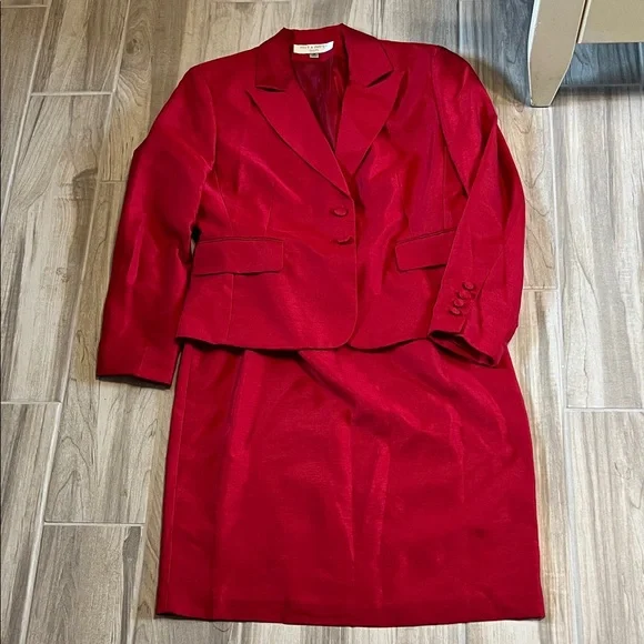 Women's Scarlet Suit - Picture 3 of 7